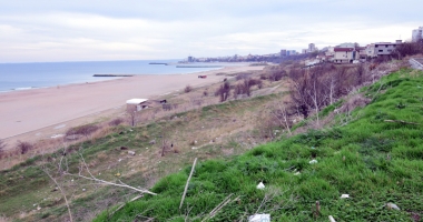 Plaje de milioane de euro, faleze de doi lei! Fără drumuri de acces și maluri pline de gunoaie - 7