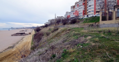 Plaje de milioane de euro, faleze de doi lei! Fără drumuri de acces și maluri pline de gunoaie - 11