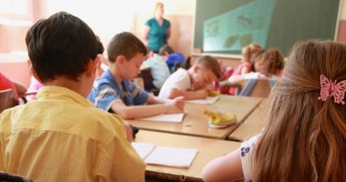 Stire din Social : Mâini băgate pân-la coate în buzunarele părinților.  Fondul școlii, ce facem cu fondul școlii?