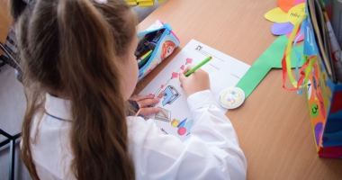 Stire din Cultură-Educație : "Accesul gratuit la educație este doar pe hârtie în județul Constanța!" Părinții, "taxați" la fondul școlii  și plata pazei