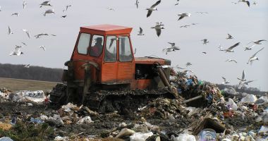 Groapa de gunoi, calvarul locuitorilor din Costineşti. „Ne otrăveşte viaţa de atâţia ani!” - 3