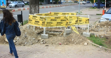 Pericol de moarte pe trotuarele din Constanța! Gropile lăsate de muncitori, capcane pentru pietoni - 2