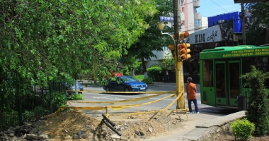 Pericol de moarte pe trotuarele din Constanța! Gropile lăsate de muncitori, capcane pentru pietoni - 3
