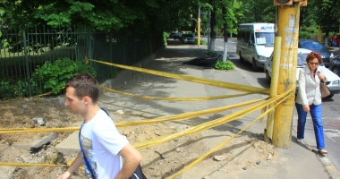 Pericol de moarte pe trotuarele din Constanța! Gropile lăsate de muncitori, capcane pentru pietoni - 4