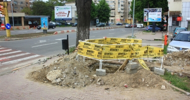 Pericol de moarte pe trotuarele din Constanța! Gropile lăsate de muncitori, capcane pentru pietoni - 5