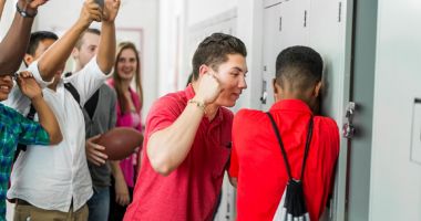 Stire din Social : "Nu există școală în care să nu existe fenomenul de bullying!". Ce pot face părinții