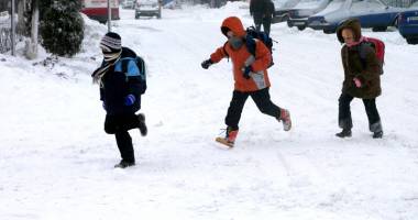 Drumuri închise, localități fără apă  și curent, cursuri școlare suspendate! - 2
