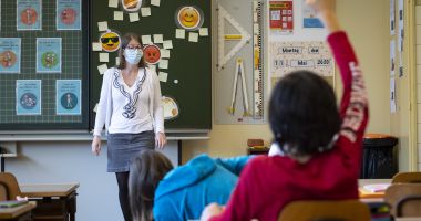 Stire din Cultură-Educație : Incertitudini privind noul an școlar. Se întorc sau nu elevii în bănci?