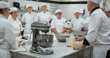 Stire din Cultură-Educație : Și elevii slab pregătiți au viitor! "Meseria nu le-o ia nimeni din mână!"