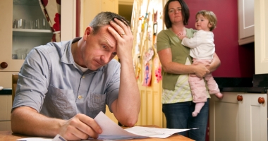Stire din Social : Datornicii la bănci pot scăpa foarte ușor de credite. "Pui casa în brațele băncii și îți vezi de drum"