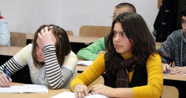 Stire din Cultură-Educație : "Elevii nu știu să comunice, ajung să fie studenți și nu pot să redacteze nimic"