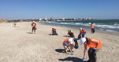 Stire din Social : Lipsă de bun simț și indiferență.  Plajele din Constanța, pline de gunoaie