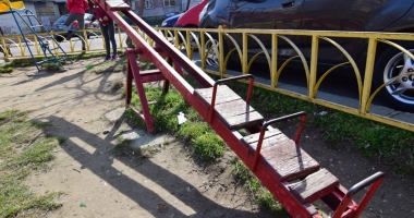 Locuri de joacă mizerabile.  "Sunt vechi și foarte periculoase!" - 10