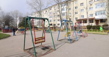 Stire din Social : "Orașul fără spații de recreere pentru copii"!  Locurile de joacă, reabilitate pe rând și pe bucățele