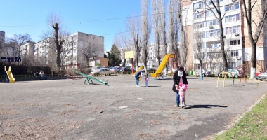 Locuri de joacă mizerabile.  "Sunt vechi și foarte periculoase!" - 11