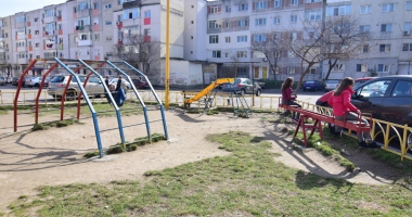 Locuri de joacă mizerabile.  "Sunt vechi și foarte periculoase!" - 3