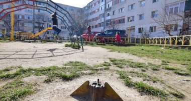 Locuri de joacă mizerabile.  "Sunt vechi și foarte periculoase!" - 4