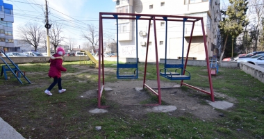 Locuri de joacă mizerabile.  "Sunt vechi și foarte periculoase!" - 5