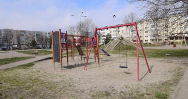 "Orașul fără spații de recreere pentru copii"!  Locurile de joacă, reabilitate pe rând și pe bucățele - 4