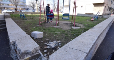 Locuri de joacă mizerabile.  "Sunt vechi și foarte periculoase!" - 6