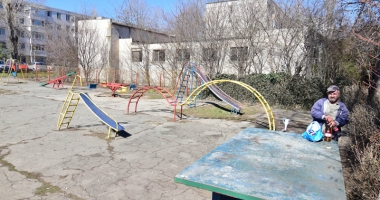 Locuri de joacă mizerabile.  "Sunt vechi și foarte periculoase!" - 7