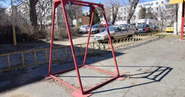 Locuri de joacă mizerabile.  "Sunt vechi și foarte periculoase!" - 9