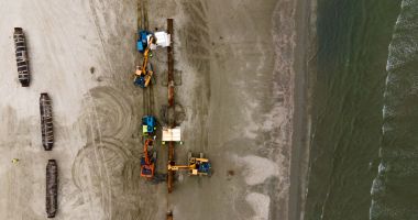 Renasc plajele. Lucrări de înnisipare şi diguri noi, pe litoral - 6
