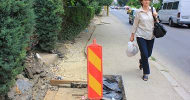 Stire din Social : "Constanța va fi eliberată de cablurile aeriene". Până atunci, cartierele sunt în tranșee