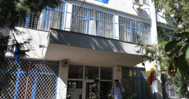 Stire din Eveniment : Scandal la Liceul "Virgil Madgearu". Profesoară lovită cu pumnul și cu catalogul în cap
