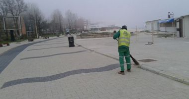 A început marea "spoială" a stațiunii Mamaia.  Când va începe adevărata curățenie și reabilitare? - 8