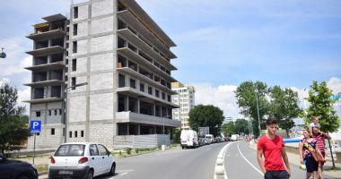 O singură Mamaie, două lumi. Clădiri abandonate și afaceri înfloritoare - 11