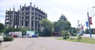 O singură Mamaie, două lumi. Clădiri abandonate și afaceri înfloritoare - 12