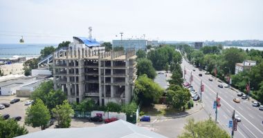 Stire din Social : O singură Mamaie, două lumi. Clădiri abandonate și afaceri înfloritoare