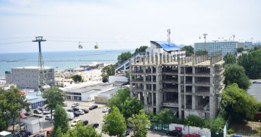 O singură Mamaie, două lumi. Clădiri abandonate și afaceri înfloritoare - 3