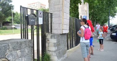 O singură Mamaie, două lumi. Clădiri abandonate și afaceri înfloritoare - 4