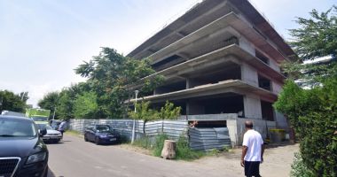 O singură Mamaie, două lumi. Clădiri abandonate și afaceri înfloritoare - 8