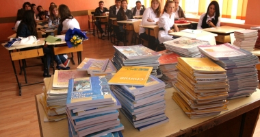 Stire din Cultură-Educație : Pro sau contra. Fără manuale tipărite la clasele primare?