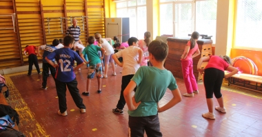 Stire din Cultură-Educație : "Manual de sport? Nu ar fi fost mai utile sălile de sport în locul manualelor?"