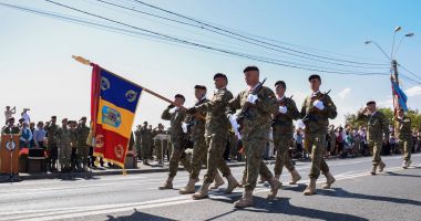 Stire din Eveniment : Marinarii militari și elicopterul Puma Naval, la paradă de Ziua Națională a României