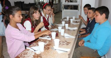 Stire din Cultură-Educație : Masa caldă în școli e, deocamdată, rece și doar pe hârtie!