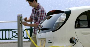 Stire din Social : Românii prind gustul mașinilor electrice. Bonusuri uriașe prin programul Rabla