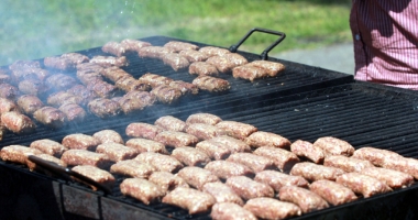 Stire din Social : Vine 1 Mai, să sfârâie grătarele! Mititeii  de pe piață au uitat însă cum arată carnea