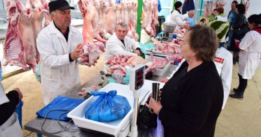 Stire din Social : Ce mâncăm de Paște. Miei de la țărani sau miei de hipermarket?