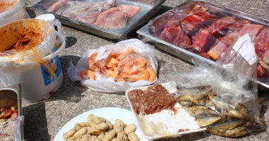 Stire din Social : Mizerii în galantarele din supermarketuri. Carne stricată și pește împuțit,  retrase de la vânzare de inspectorii DSV