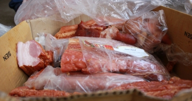 Mizerii în galantarele din supermarketuri. Carne stricată și pește împuțit,  retrase de la vânzare de inspectorii DSV - 2