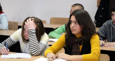 Stire din Cultură-Educație : Ce îi așteaptă pe elevii din clasele V-VIII. Dispar materii din programă, însă vor studia Tehnologia Informației