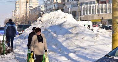 Himalaya de Constanța: munți de zăpadă pe străzi și pe trotuare - 10