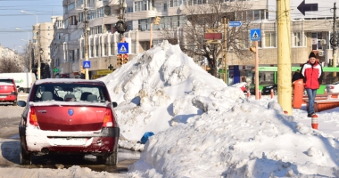 Himalaya de Constanța: munți de zăpadă pe străzi și pe trotuare - 11