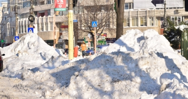 Himalaya de Constanța: munți de zăpadă pe străzi și pe trotuare - 12