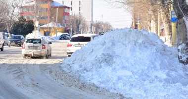 Himalaya de Constanța: munți de zăpadă pe străzi și pe trotuare - 13